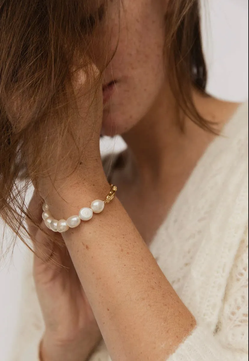 Carrie Pearl Bracelet