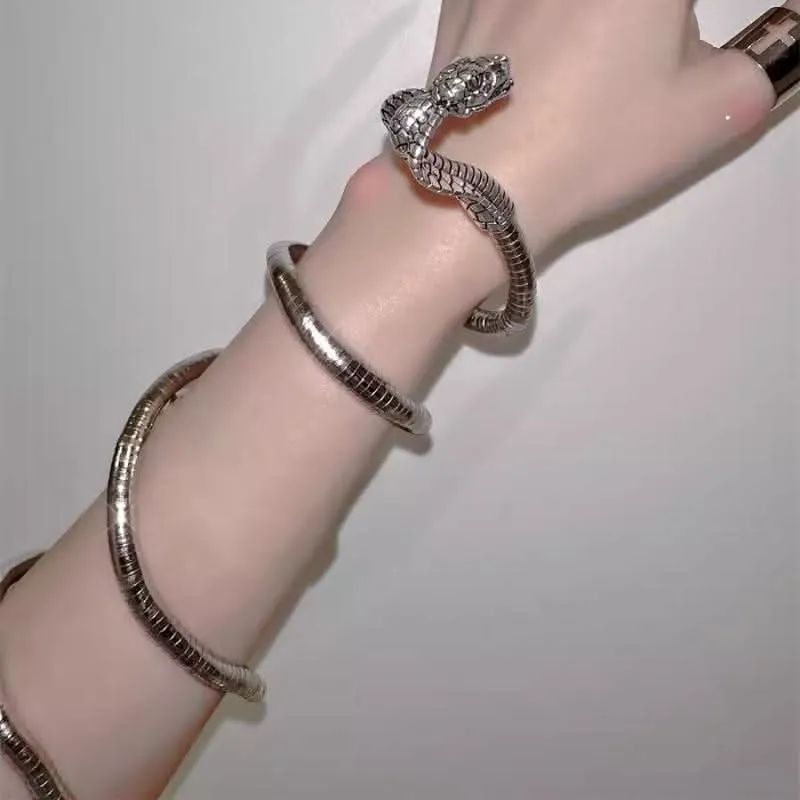 Serpentine decor gold arm cuff